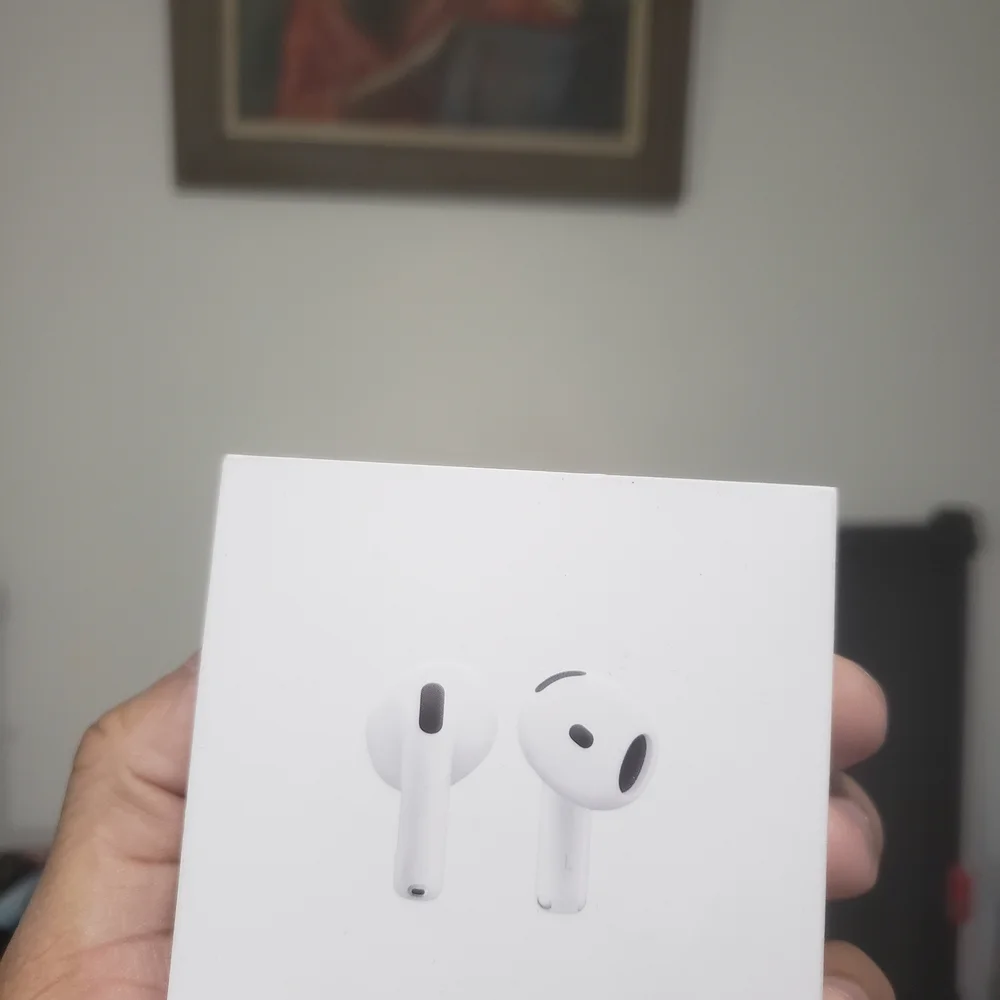 Apple White Wireless Earbuds Box Art